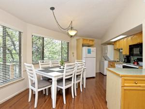 cocina y comedor con mesa y sillas en Waterfront Bungalow With Pool & Hot Tub #9, en Lakeway