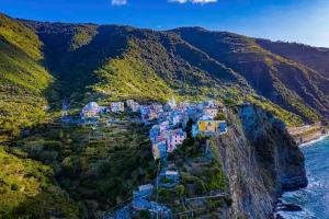 uma vista aérea de uma aldeia do lado de uma montanha em Cinque Terre HUB LUXURY HOME IN LA SPEZIA em La Spezia