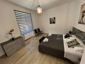 1 dormitorio con cama grande y ventana grande en Cinque Terre HUB LUXURY HOME IN LA SPEZIA, en La Spezia