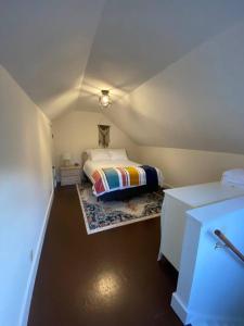 een kleine slaapkamer met een bed in een kamer bij Chic Catskills Getaway Bungalow in Hurleyville