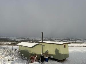 Oakley View Shepherds Hut with hot tub during the winter