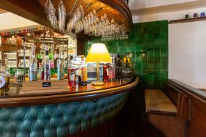 un bar avec un mur carrelé vert dans l'établissement MÖRWALD Grafenegg Hotel, à Grafenegg
