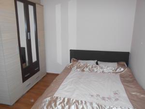a bedroom with a bed and a window in it at Mavi appartman in Nagykanizsa