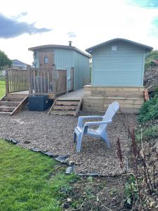 A garden outside Oakley View Shepherds Hut with hot tub