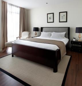 um quarto com uma cama grande e uma janela em Rongratana Executive Residence em Banguecoque