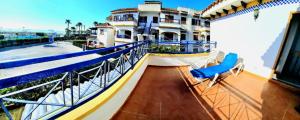 Balkon lub taras w obiekcie Dúplex 3 Dormitorios VERAMAR 5 Vera Playa primera línea de playa con vistas al mar