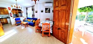 salon ze stołem i niebieską kanapą w obiekcie Dúplex 3 Dormitorios VERAMAR 5 Vera Playa primera línea de playa con vistas al mar w mieście Vera