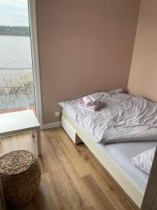 Postel nebo postele na pokoji v ubytování "A" Domki na wodzie Barczewko 1 z 4 domków