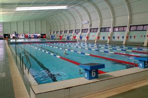 ein großer Pool in einem großen Gebäude in der Unterkunft Willow Court in Stirling