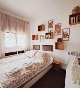una camera con letto, finestra e scaffali di ŐzikeLak24 a Szigetmonostor