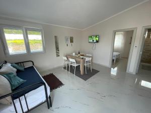 ein Wohnzimmer mit einem Tisch und einem Esszimmer in der Unterkunft Villa Tunaj Neu 2023 Novo,New in Bar