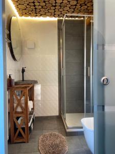 e bagno con doccia, servizi igienici e lavandino. di Doppelzimmer mit Bad & Balkon a Simmersfeld
