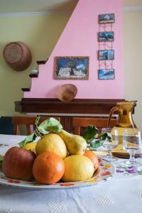un piatto di frutta sopra un tavolo di Window on the Ogliastra apartment in Baunei a Baunei