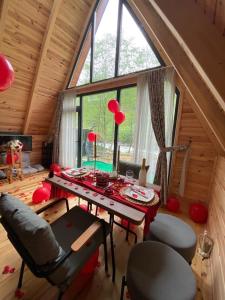 ein Zimmer mit einem Tisch und Stühlen in einer Hütte in der Unterkunft Lelvani Suite Bungalow in Rize