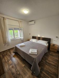 sypialnia z łóżkiem z dwoma ręcznikami w obiekcie Modern Seaview House Fiore w mieście Starigrad-Paklenica