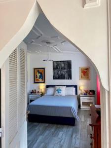 ein Schlafzimmer mit einem Bett und zwei Nachttische darin in der Unterkunft Domaine des Mimosas in Essaouira