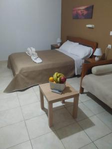マラティアスにあるArmonia homeのベッド2台、フルーツボウル1杯(テーブル上)が備わる客室です。