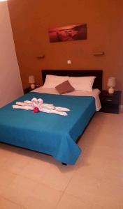 マラティアスにあるArmonia homeのベッドルーム1室(ピンクの弓が付いた青いベッド1台付)