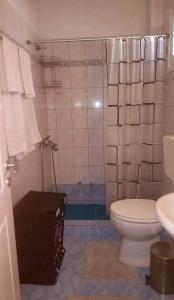 マラティアスにあるArmonia homeのバスルーム(トイレ、シャワー付)