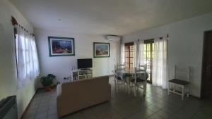 een woonkamer met een bank en een tafel bij Departamento en complejo residencial in Mendoza