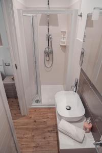 een badkamer met een douche en een witte wastafel bij VACANZE Il PROFUMO DEL MARE in Pozzallo