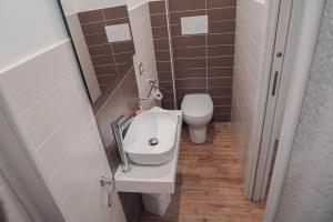 een kleine badkamer met een toilet en een wastafel bij VACANZE Il PROFUMO DEL MARE in Pozzallo