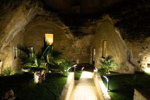 A garden outside Le temps suspendu, Nuit sous la roche & jacuzzi