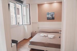 een slaapkamer met 2 bedden en 2 ramen bij VACANZE Il PROFUMO DEL MARE in Pozzallo