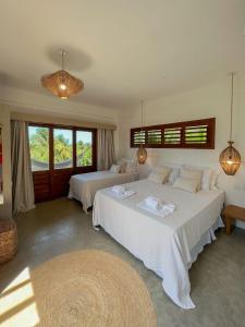 een slaapkamer met twee bedden en een groot raam bij Casa Vannina uma casa encantadora em Icaraizinho ! in Icaraí