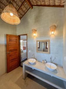 een badkamer met twee wastafels en een spiegel bij Casa Vannina uma casa encantadora em Icaraizinho ! in Icaraí