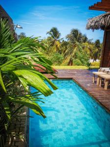 een zwembad in een resort met een houten terras bij Casa Vannina uma casa encantadora em Icaraizinho ! in Icaraí
