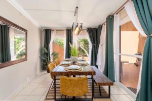 - une salle à manger avec une table, des chaises et des fenêtres dans l'établissement San Lameer Villa 3502 by Top Destinations Rentals, à Southbroom