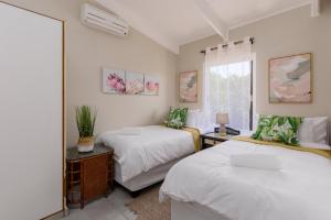 - une chambre avec 2 lits et une fenêtre dans l'établissement San Lameer Villa 3502 by Top Destinations Rentals, à Southbroom