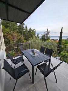 czarny stół i krzesła na patio w obiekcie Modern Seaview House Fiore w mieście Starigrad-Paklenica