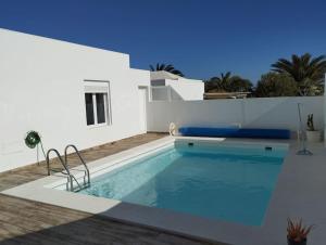 una piscina en el patio trasero de una casa en Villa Casa Frontera -private pool-, en Costa Teguise