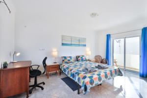 Un pat sau paturi într-o cameră la Local Guesthouse