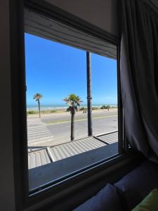 ein Fenster mit Blick auf den Strand in der Unterkunft HOTEL DEL MAR MAZAGAN in El Jadida