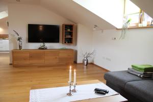 TV a/nebo společenská místnost v ubytování Ferienwohnung am Dreiseithof