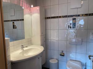 Koupelna v ubytování Haus Rubin + 37 fotografií