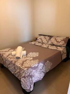1 dormitorio con 1 cama con toallas en Appartement proche du Monument. Ouakam, en Dakar