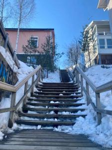 Cozy studio in Tampere for 2 with own Sauna,balcony and a free parking في تامبير: مجموعة من السلالم مغطاة بالثلج بجوار مبنى +16 صورة