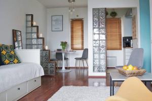 Cozy studio in Tampere for 2 with own Sauna,balcony and a free parking في تامبير: غرفة معيشة بها سرير وطاولة