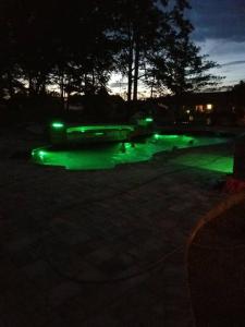 ein Park mit grüner Beleuchtung am Boden in der Nacht in der Unterkunft Outdoor Oasis on the Plateau in Crossville