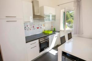 Kuchyň nebo kuchyňský kout v ubytování Apartments 1234