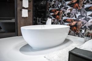 een badkamer met een witte wastafel op een aanrecht bij "DE BANK" - Hotel Apartments in Harlingen