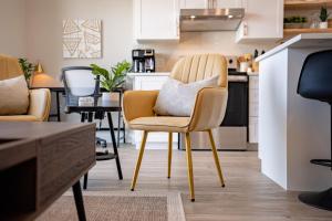 een woonkamer met een stoel met een kussen erop bij Brand new! Stylish 2 Bedroom Condo in Chatham
