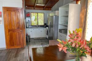 Una cocina o zona de cocina en Beach House Flamingo