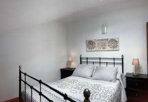 Valleseco的住宿－Viviendas Vacacionales en el centro de Valleseco，一间卧室配有一张带2个床头柜和2盏灯的床。