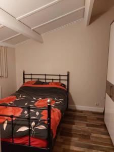 een slaapkamer met een zwart bed in een kamer bij Holiday home close to Plopsaland and the beach Duinendale 138 in De Panne