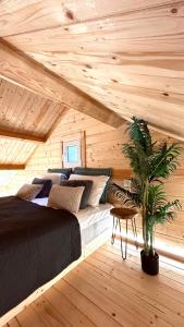 1 dormitorio con 1 cama en una cabaña de madera en Elleria's House en Lefkada